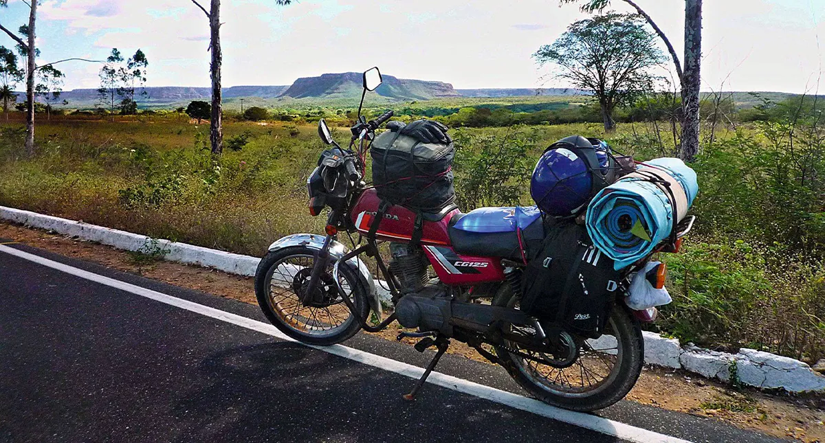 Moto CMYK carregada estacionada na estrada