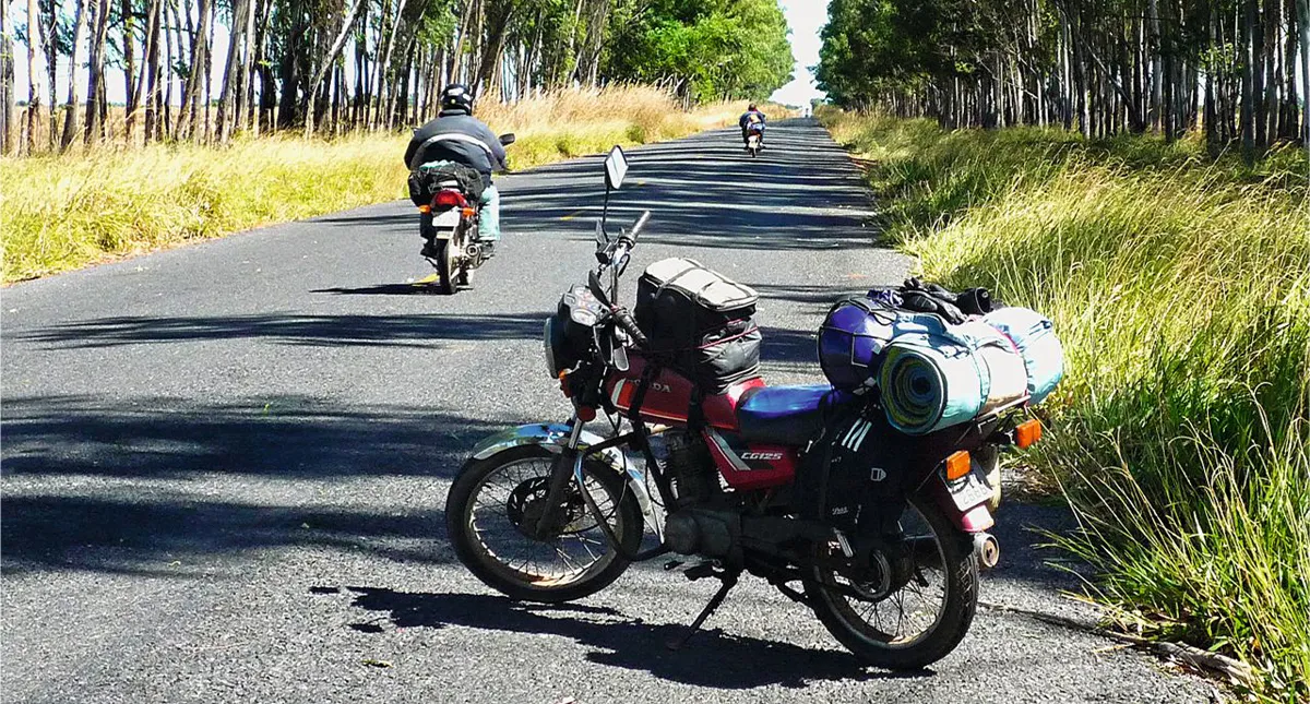Moto CMYK estacionada na estrada