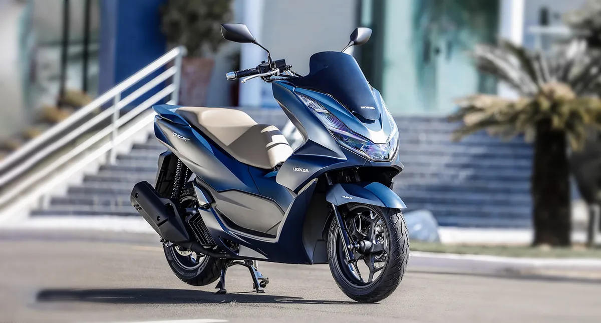 Moto PCX Azul Estacionada