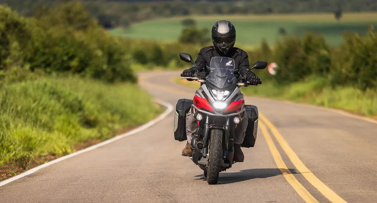 Piloto com sua Moto Honda NC 750X na estrada