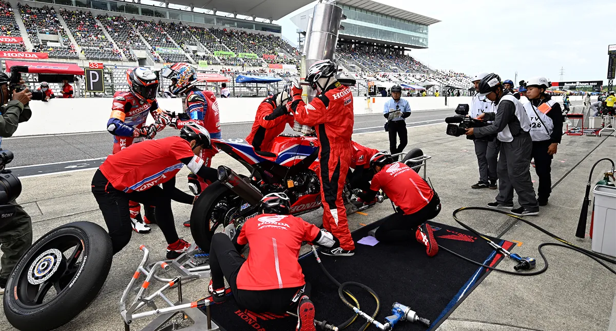 Equipe técnica arrumando a moto Honda CBR 1000RR-R Fireblade SP do piloto Nagashima durante o circuito de Suzuka