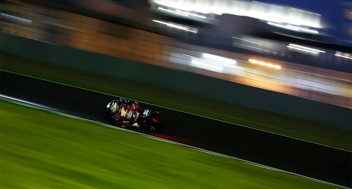 Piloto Nagashima em alta velocidade  com a Honda CBR 1000RR-R Fireblade SP no circuito de Suzuka