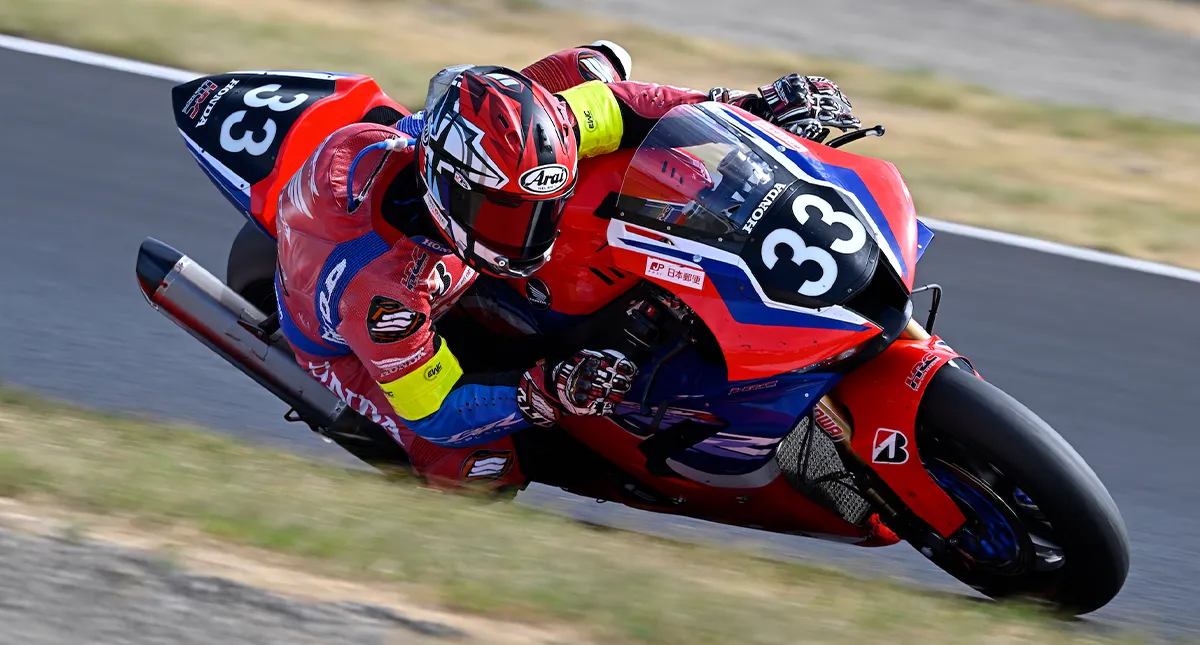 Piloto Nagashima fazendo curva acentuada com a moto Honda CBR 1000RR-R Fireblade SP no circuito de Suzuka