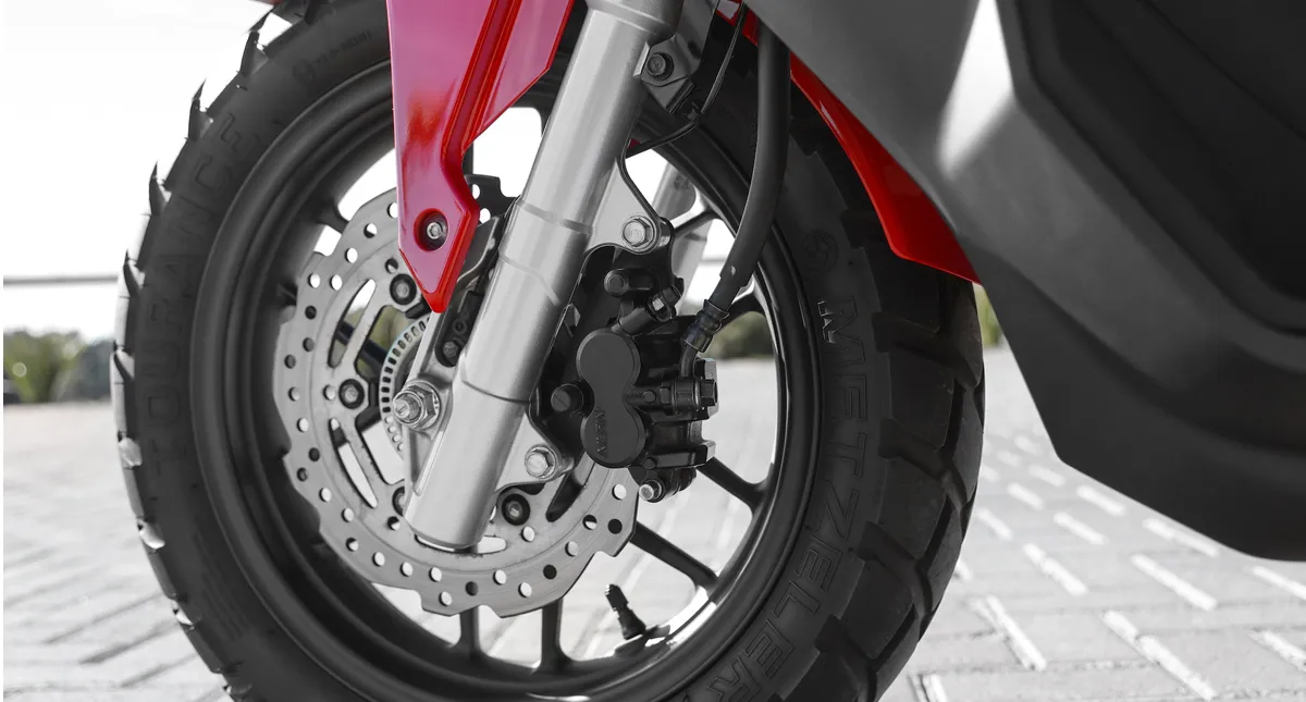 Roda dianteira da Honda ADV com sistema de freio ABS