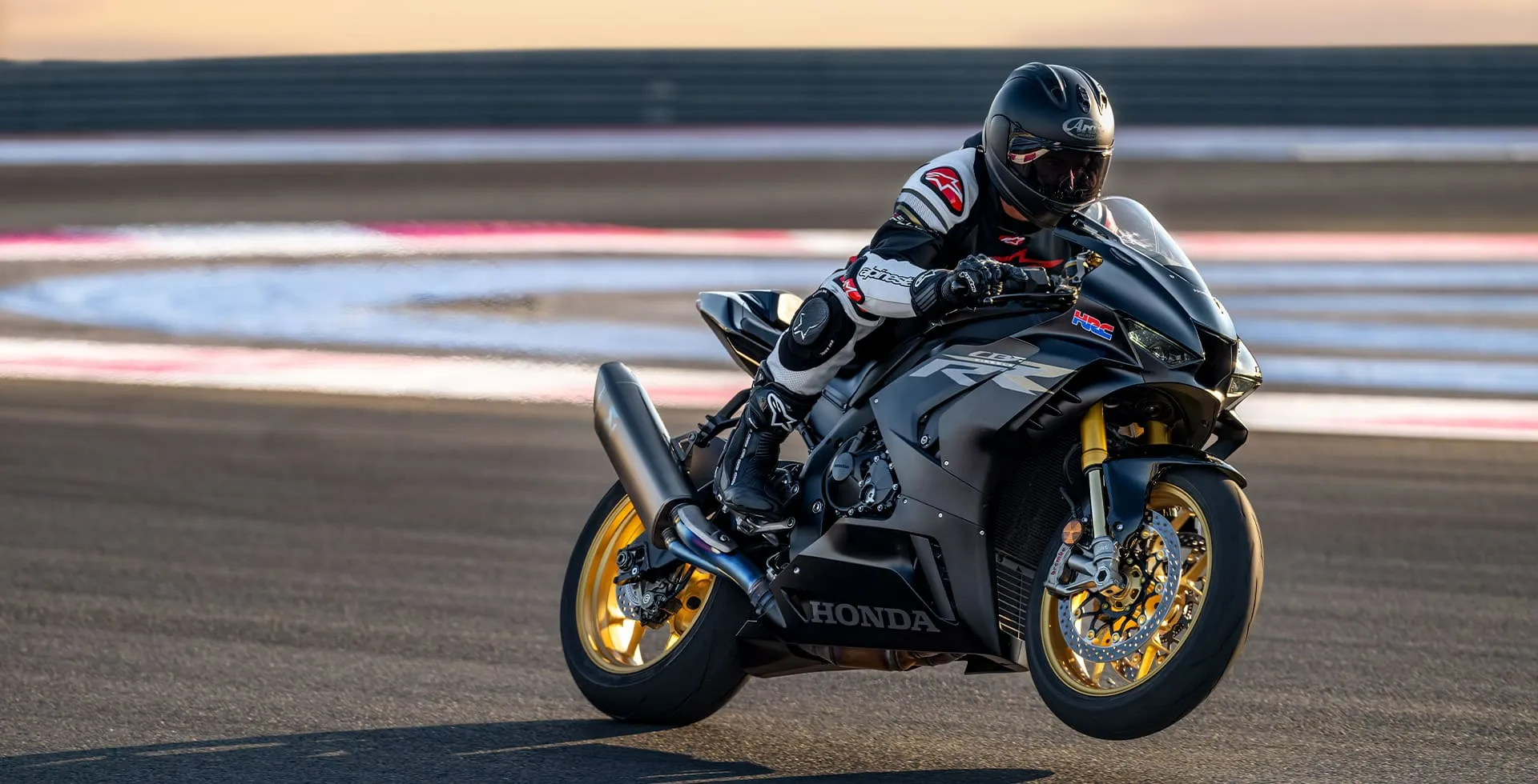 Moto Honda CBR 1000RR-R Fireblade SP Mat Pearl Morion Black Em Curva