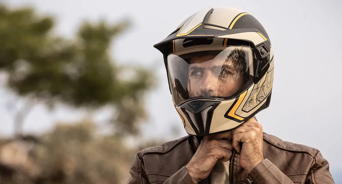 Piloto ajustando o capacete olhando para a esquerda