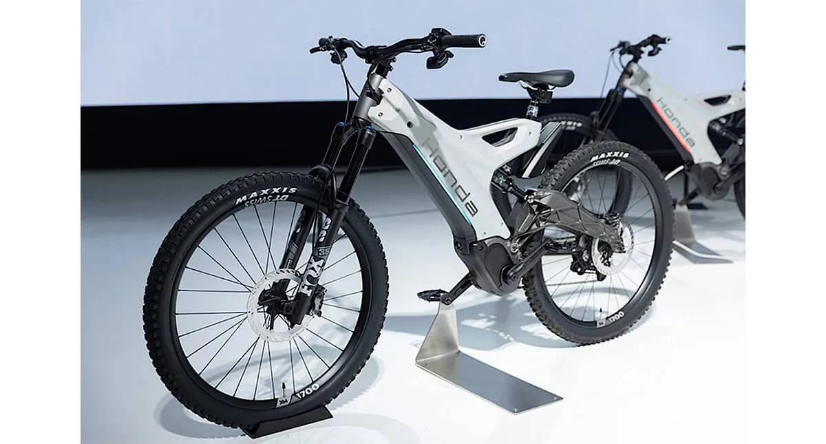 Lateral esquerda da bicicleta elétrica Honda e-MTB branca 