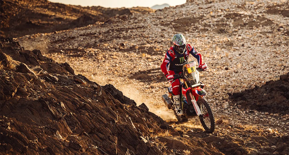 Piloto Ricky Brabec em sua Honda no Rally Dakar 2024