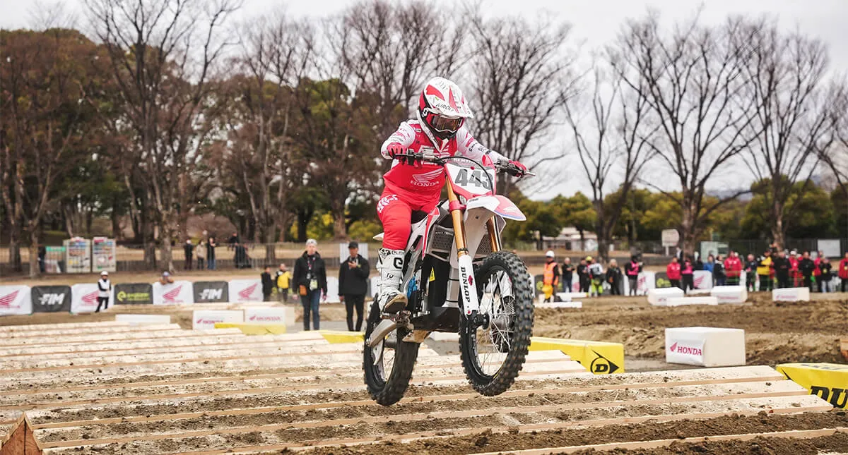 Motocicleta Elétrica Honda CR-E Proto número 445 em obstáculos da E-Xplorer