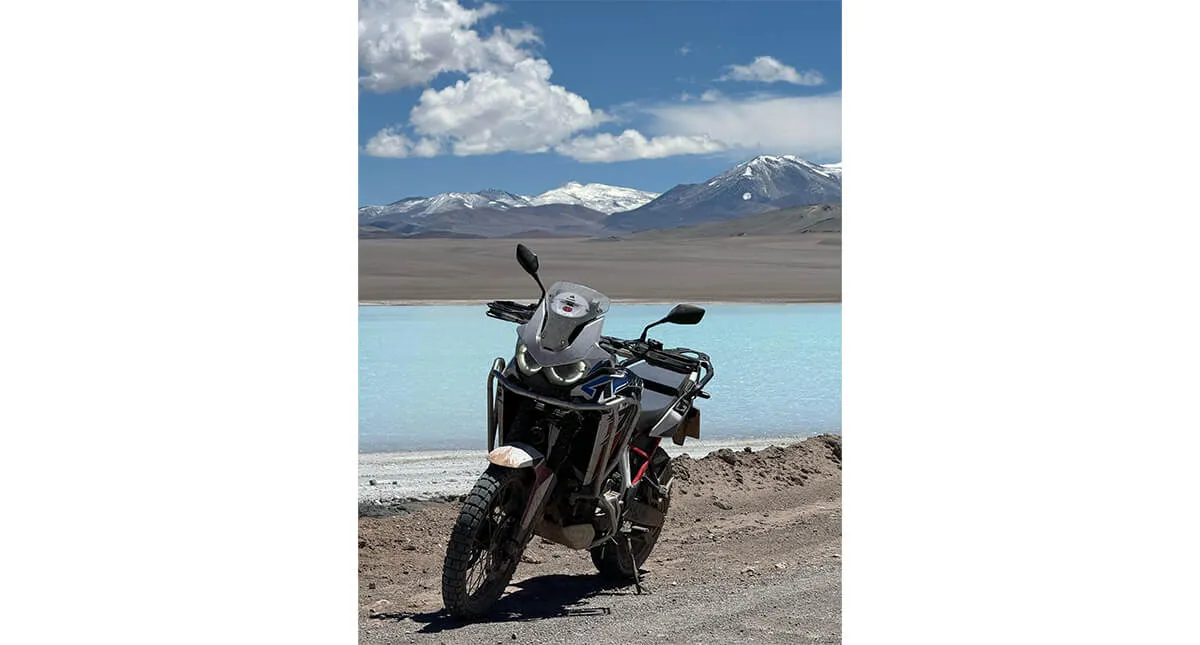 Motocicleta Honda CRF 1100L Africa Twin com andes argentinos ao fundo