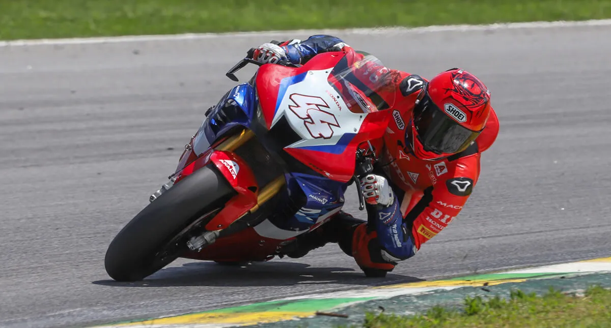 Piloto Gui Brito fazendo curva em sua motocicleta no Super Bike Brasil 2024