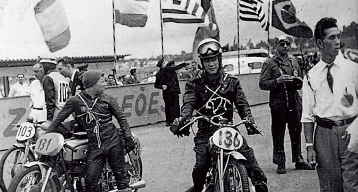 Piloto Honda em sua motocicleta na competição de Interlagos no grande prêmio câmara municipal em São Paulo