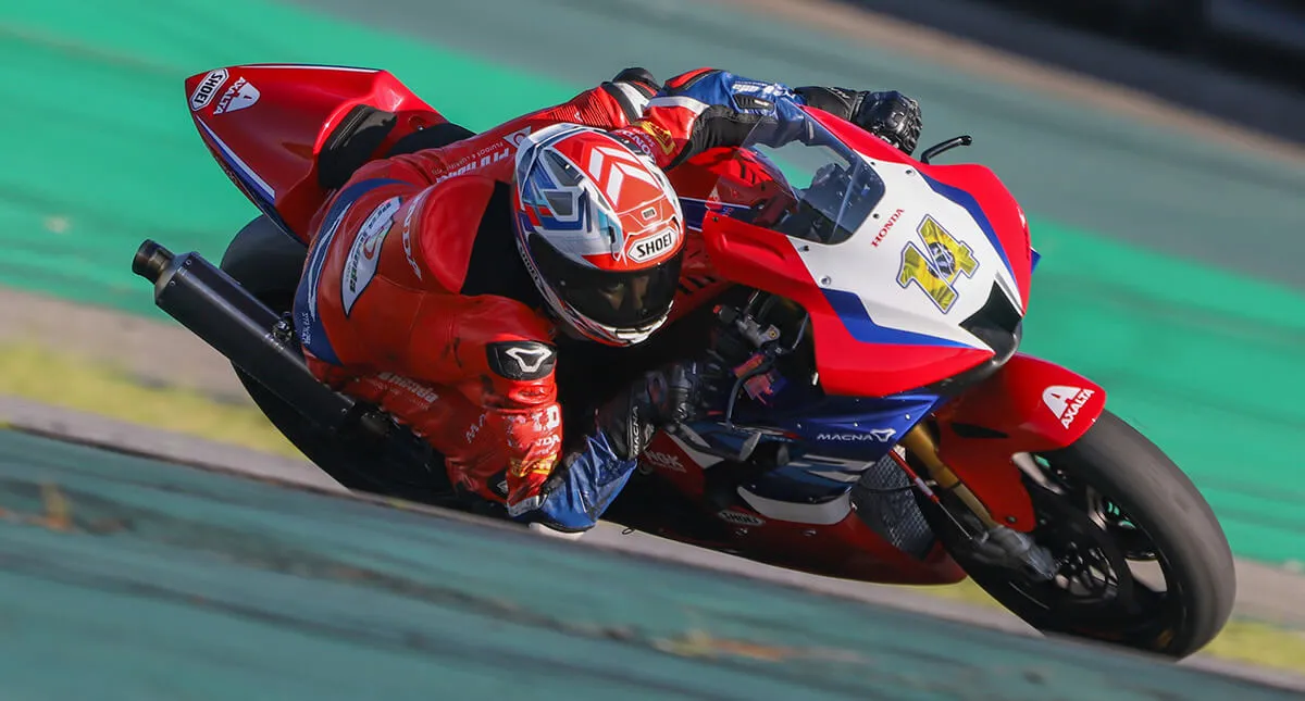 Piloto João Carneiro fazendo curva em sua motocicleta no Super Bike Brasil 2024