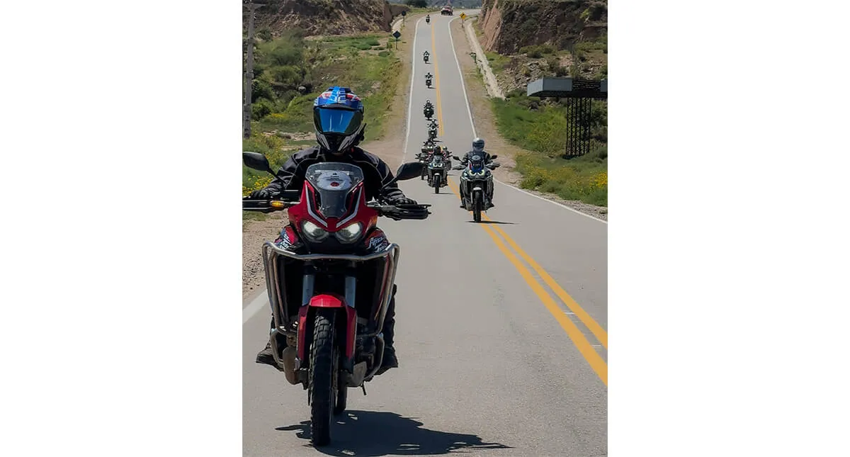 Pilotos em fileira na estrada 