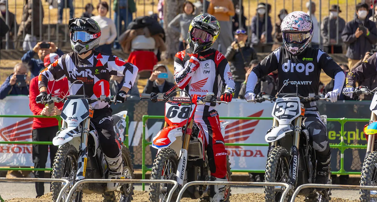 Pilotos enfileirados na largada do FIM E-Xplorer World Cup