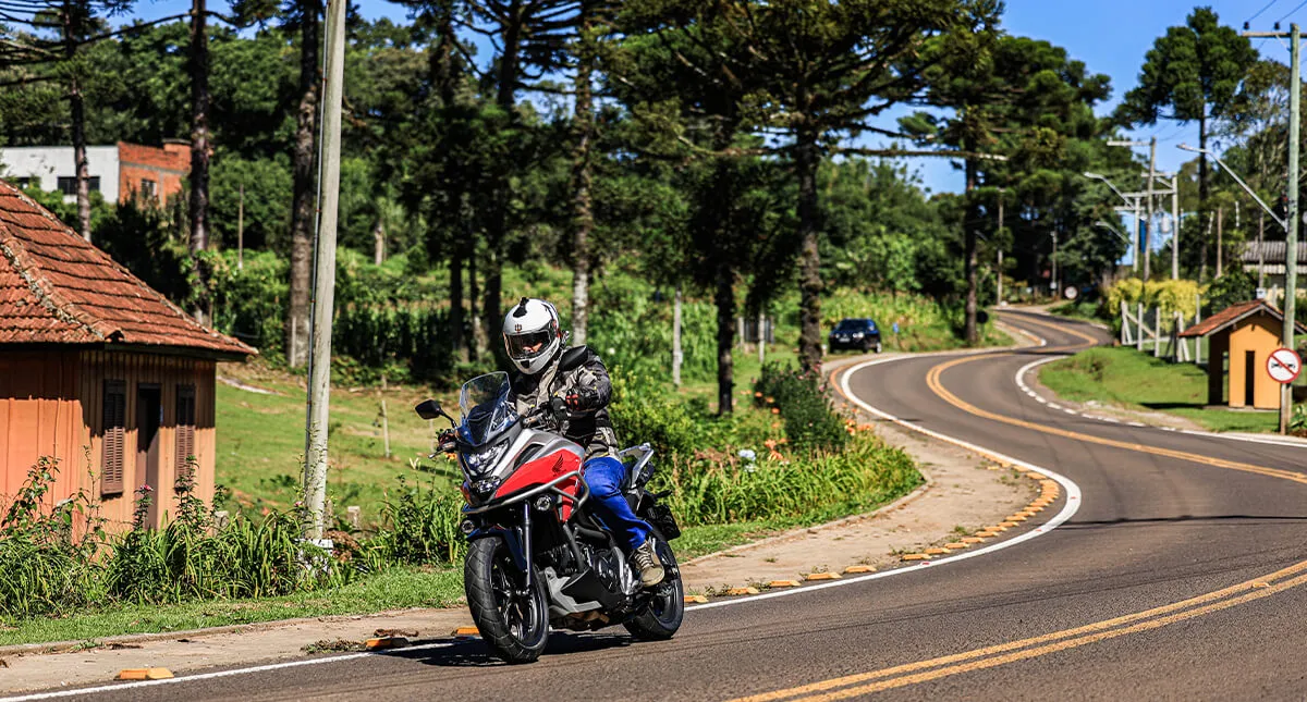 Piloto em estrada curva na serra gaúcha