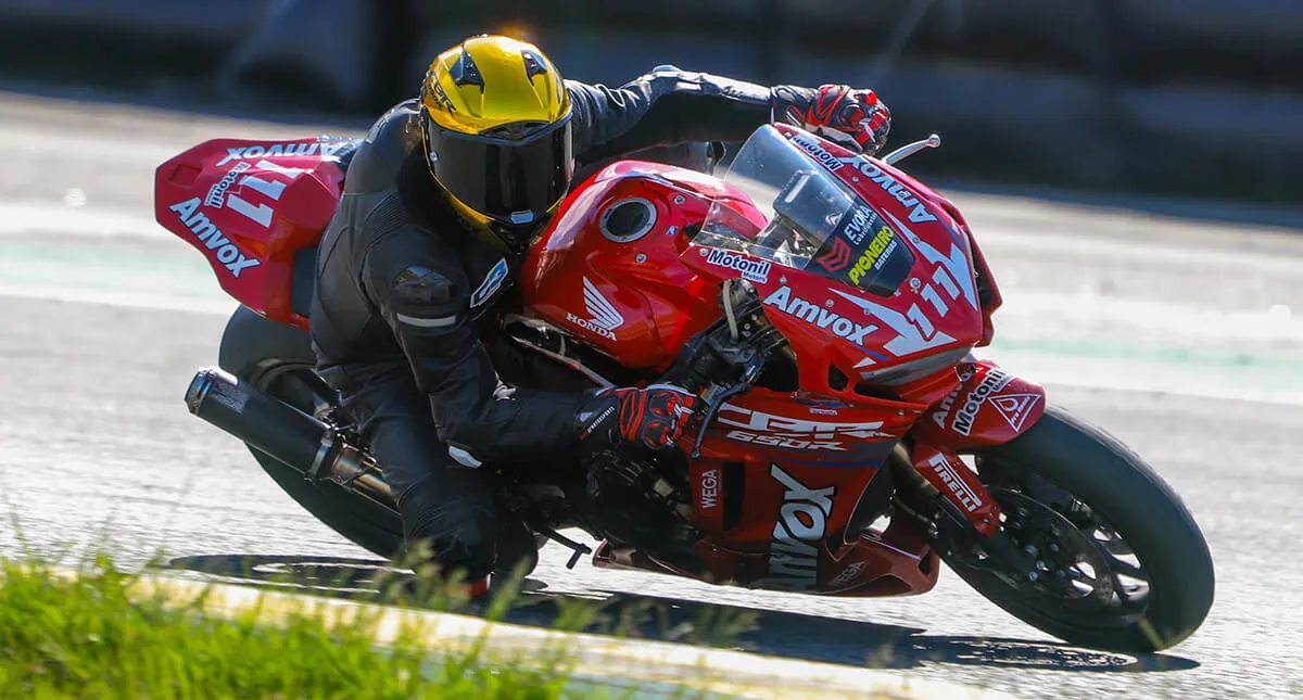 Piloto Lucas Bessa fazendo curva em sua motocicleta no Super Bike Brasil 2024