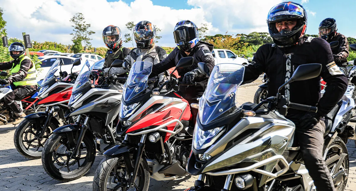 Pilotos em suas motocicletas prontos para iniciar viagem