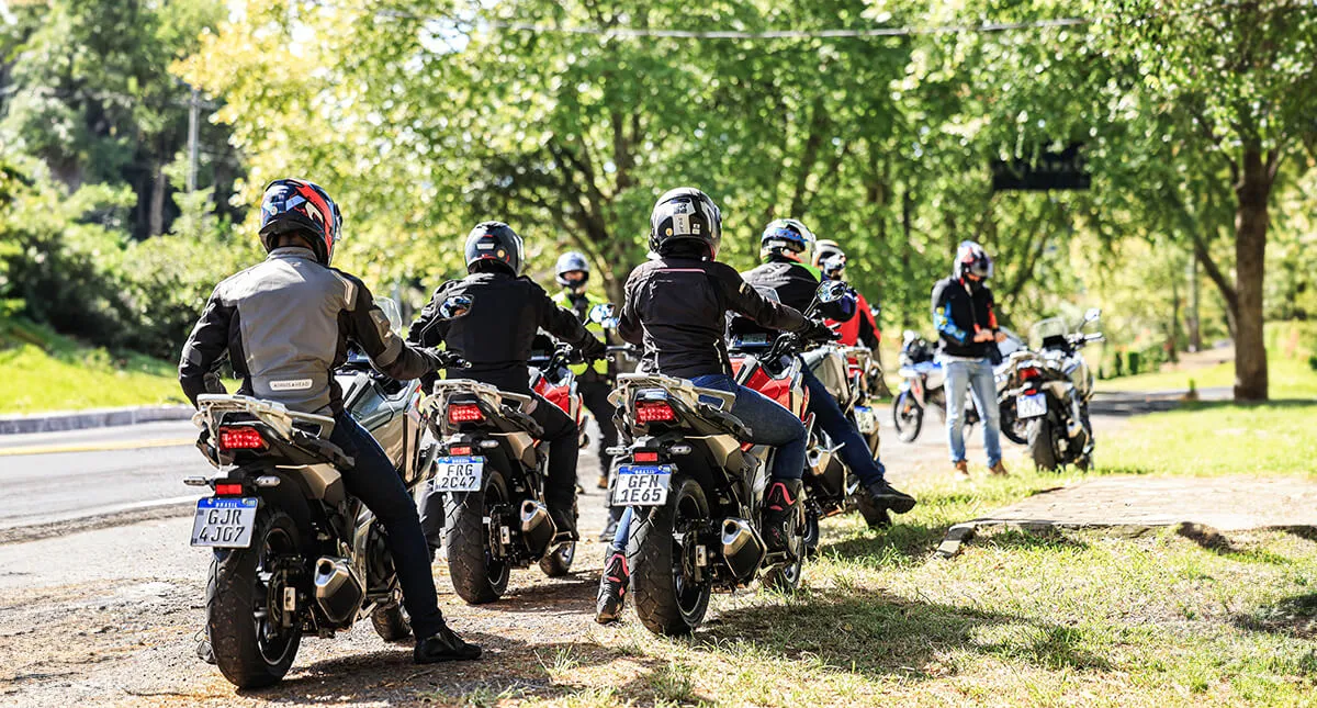 Pilotos reunidos em suas motocicletas honda