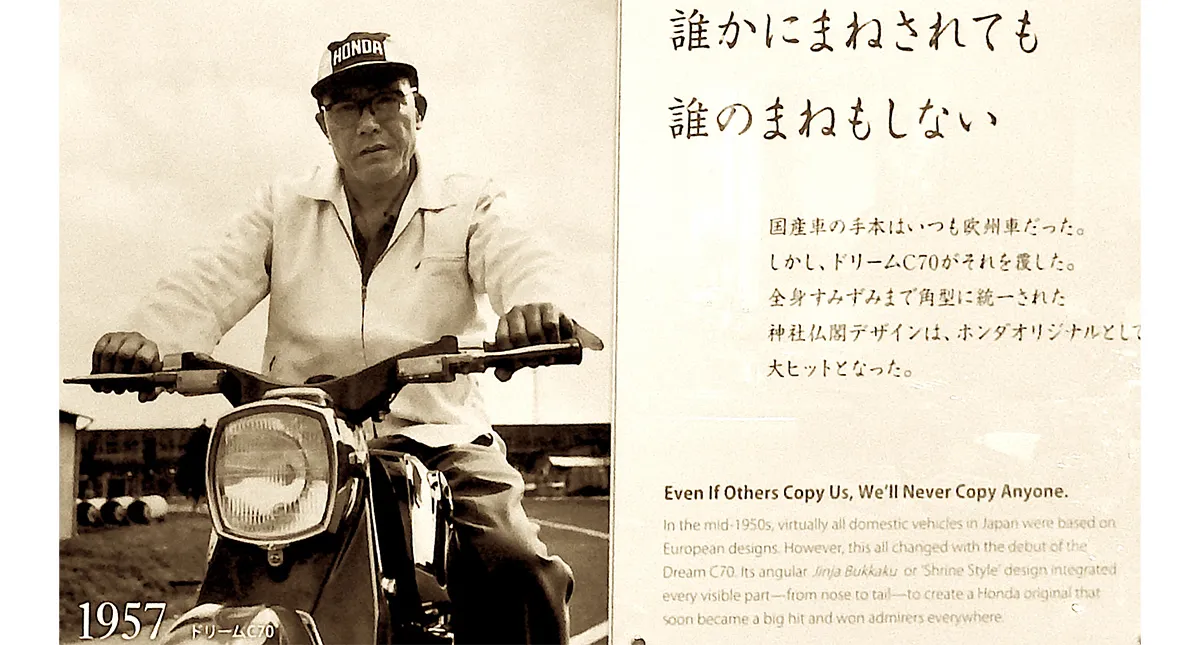 Encarte com foto de Soichiro Honda em uma Motocicleta Honda Dream C70 