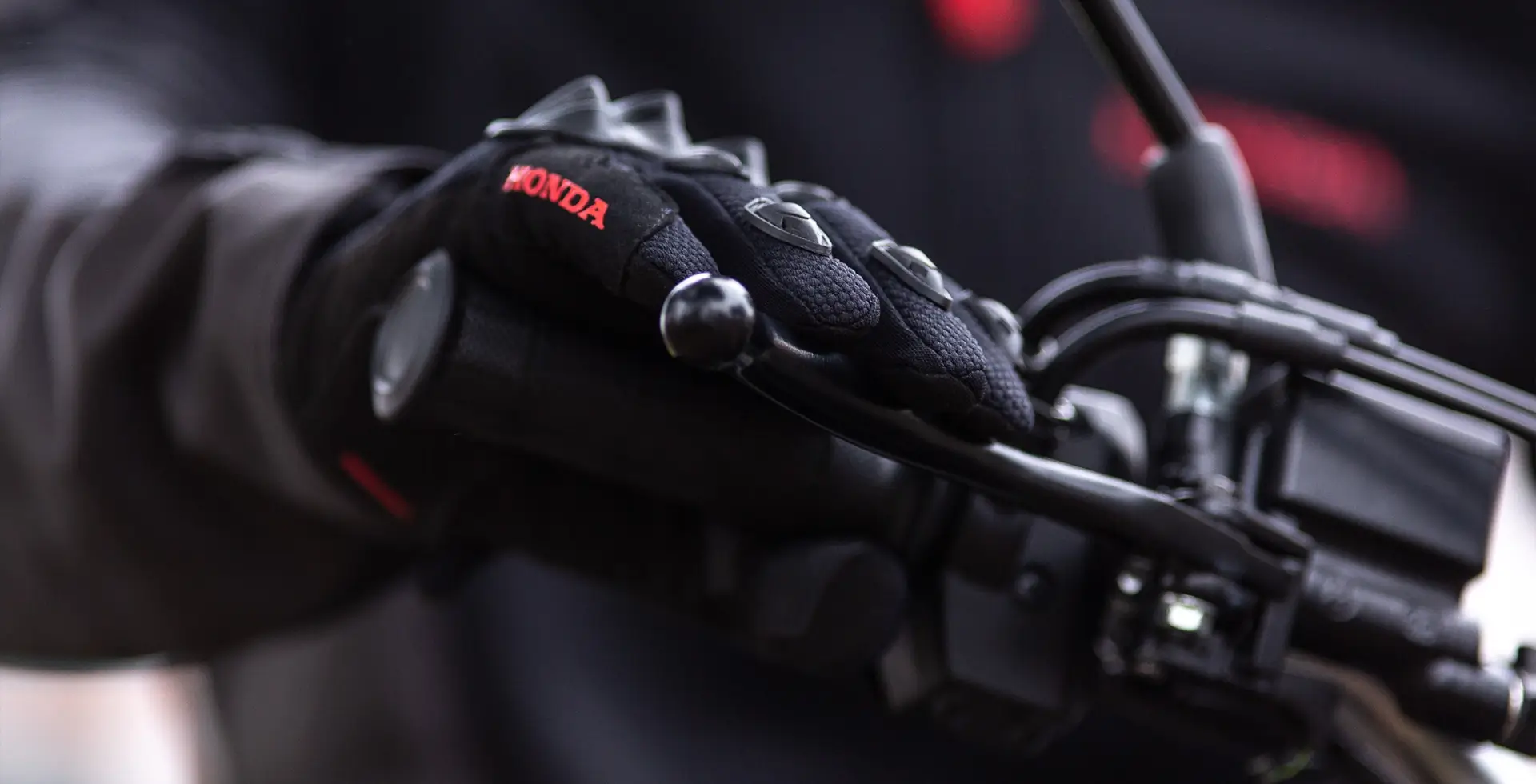 Mão no freio da Moto Honda NXR 160 BROS