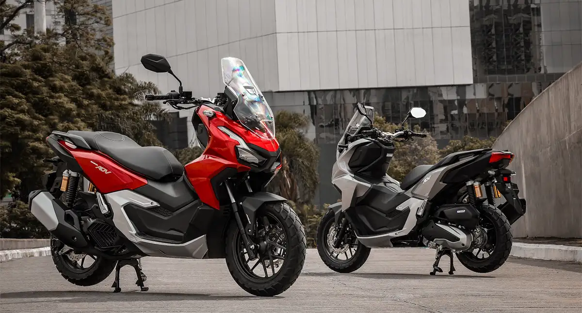 Motocicleta Honda ADV 160 2025 Prata e Vermelha