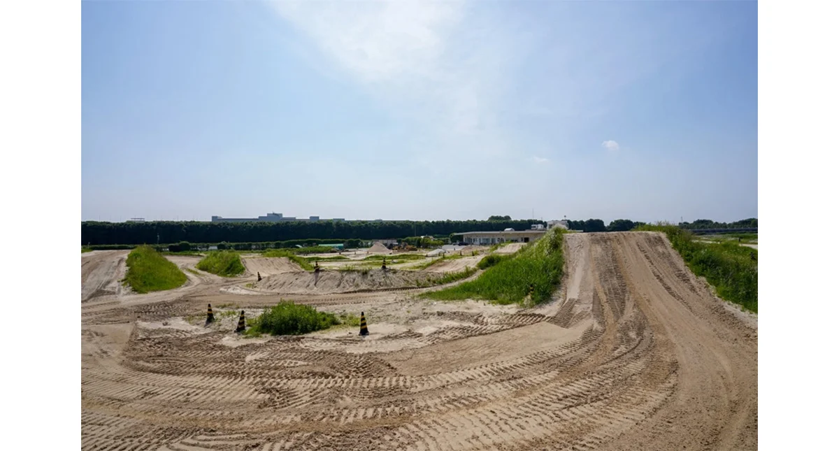 Pista de motocross de areia.