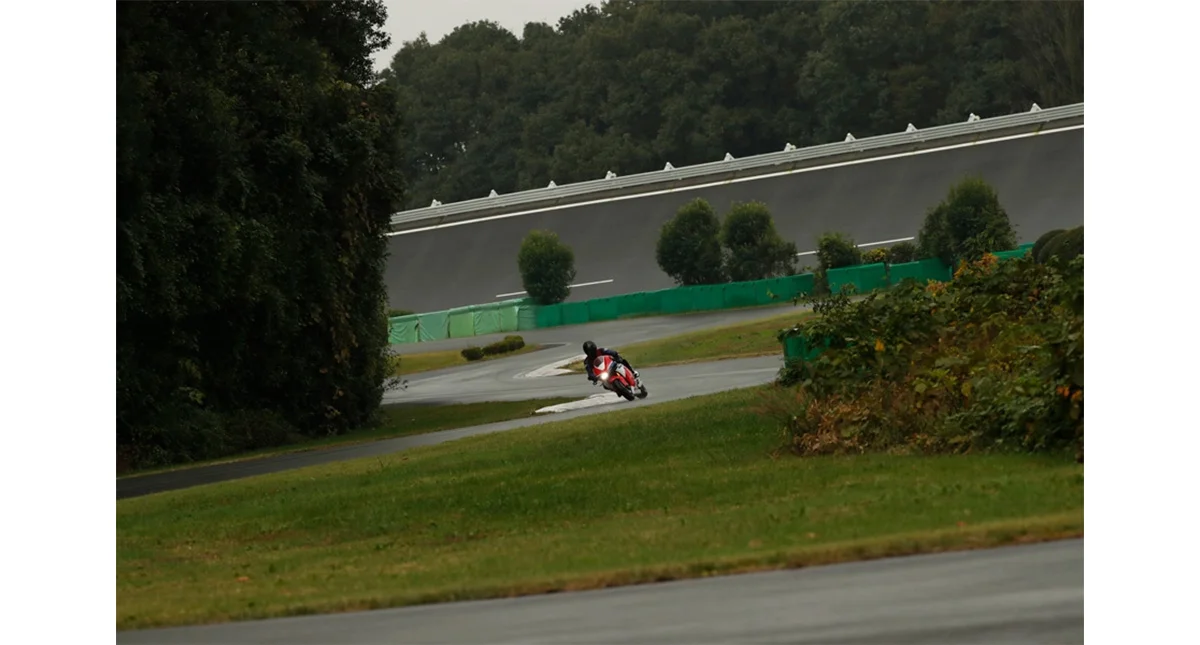 motociclista fazendo uma curva em uma pista