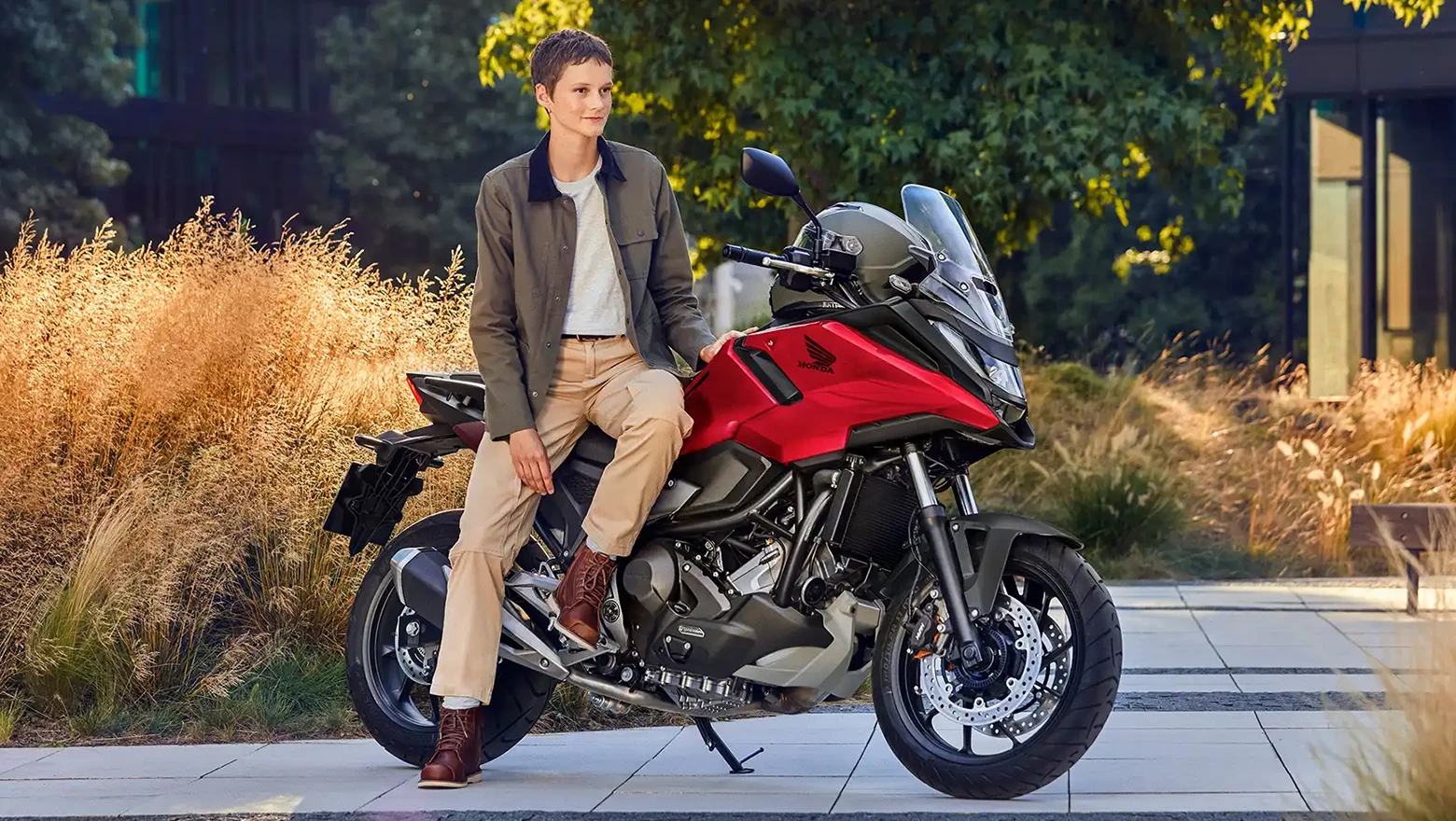 Honda NC 750X na rua estacionada