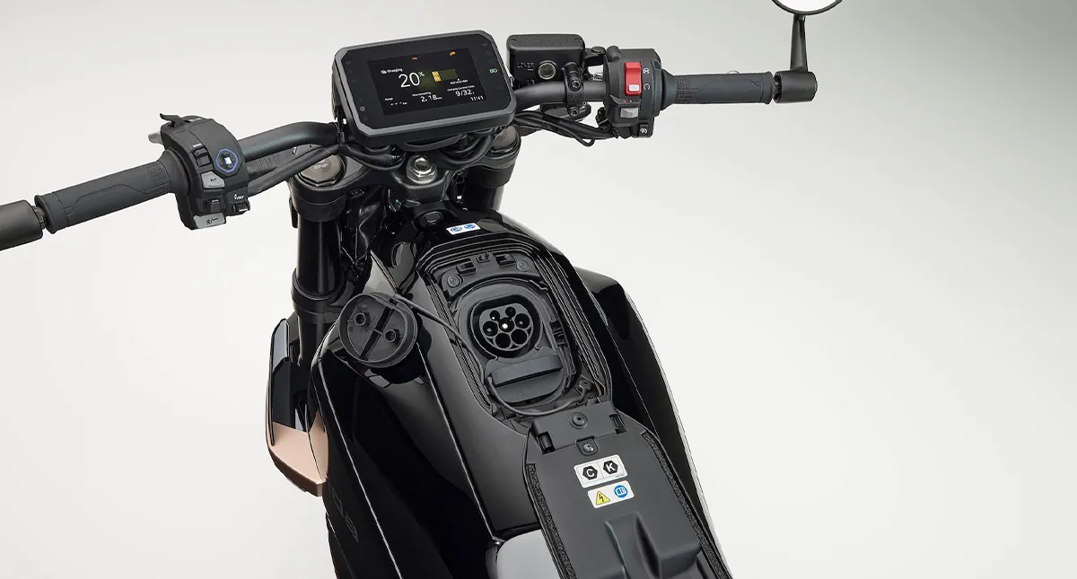 Painel digital e guidão da moto elétrica Honda preta