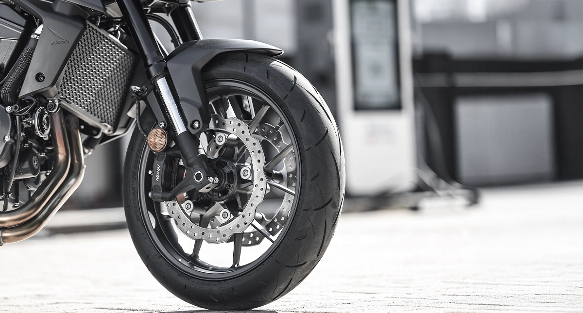 Zoom em roda de motocicleta Honda