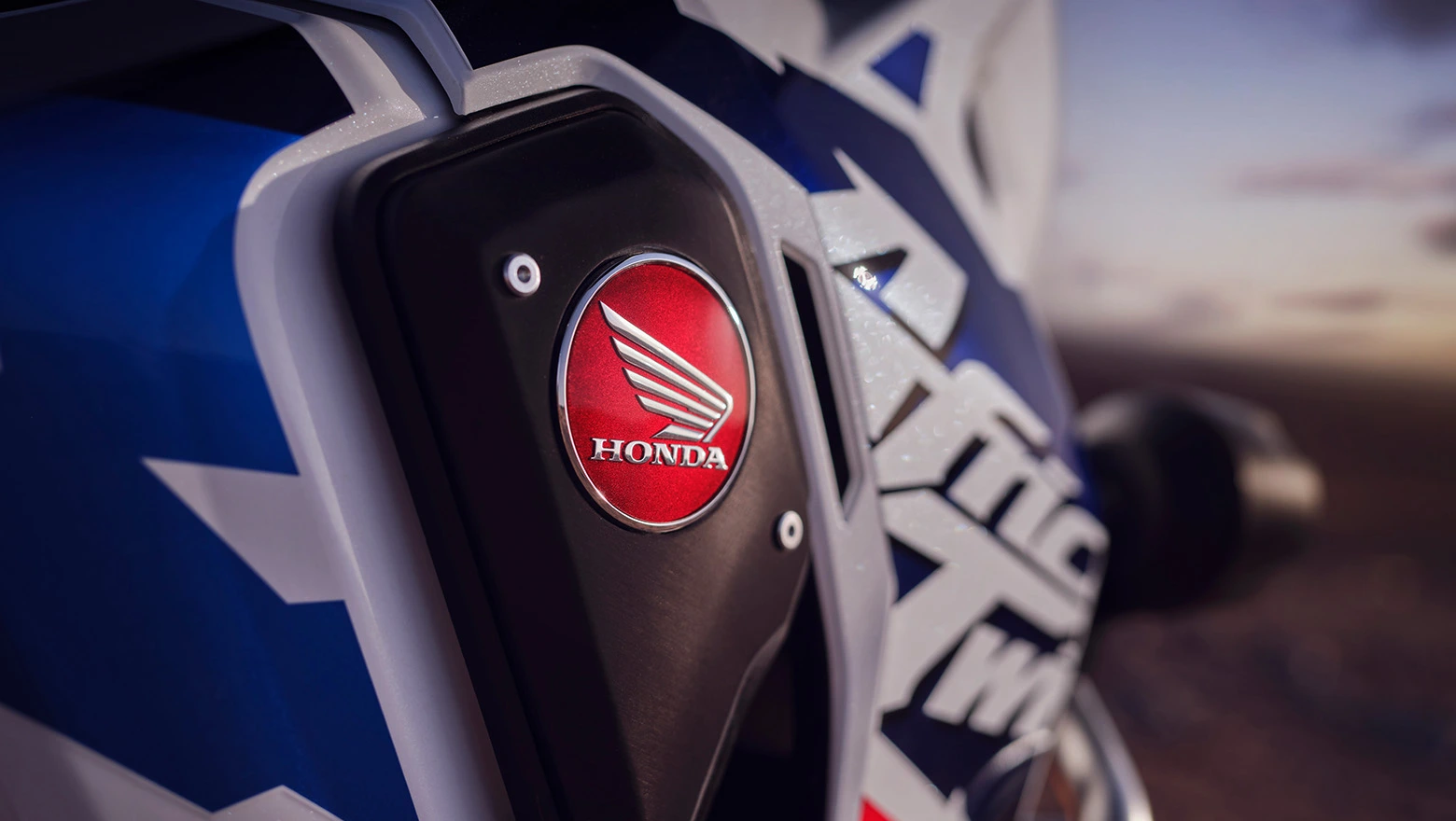 Logo Honda destacado em moto