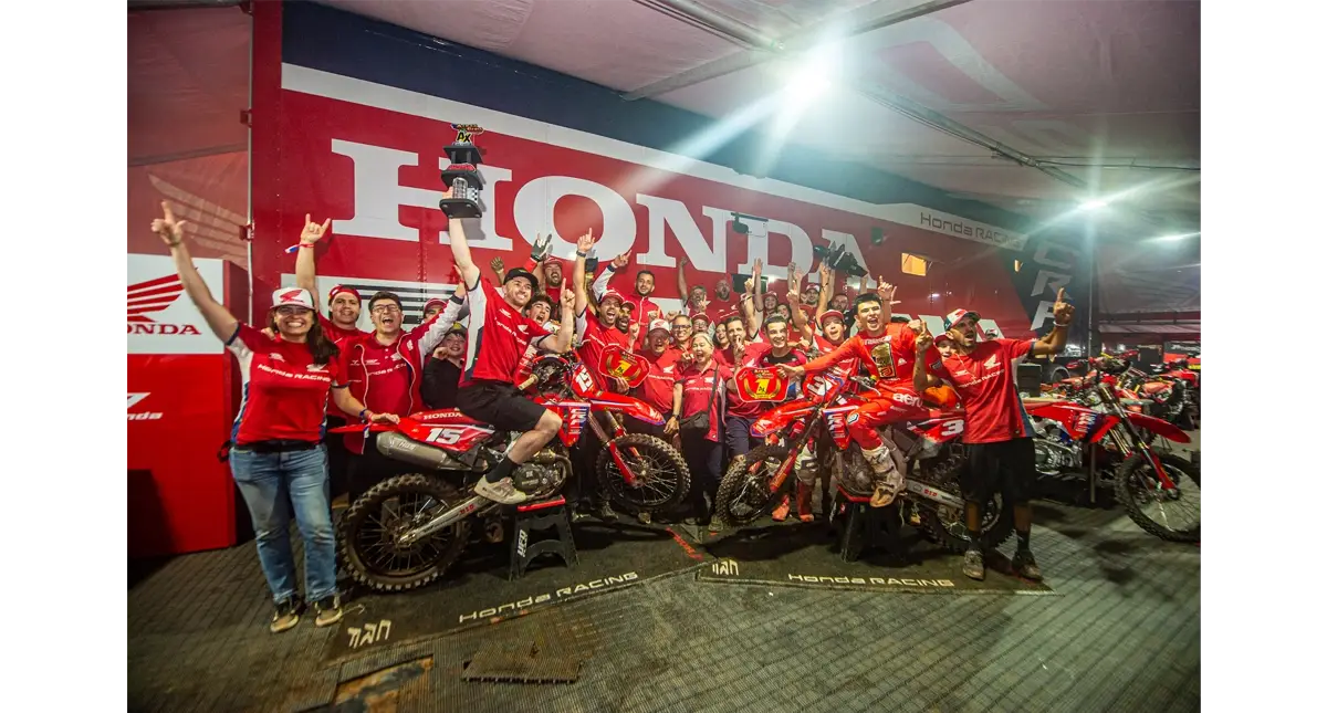 Comemoração coletiva da equipe Honda Racing