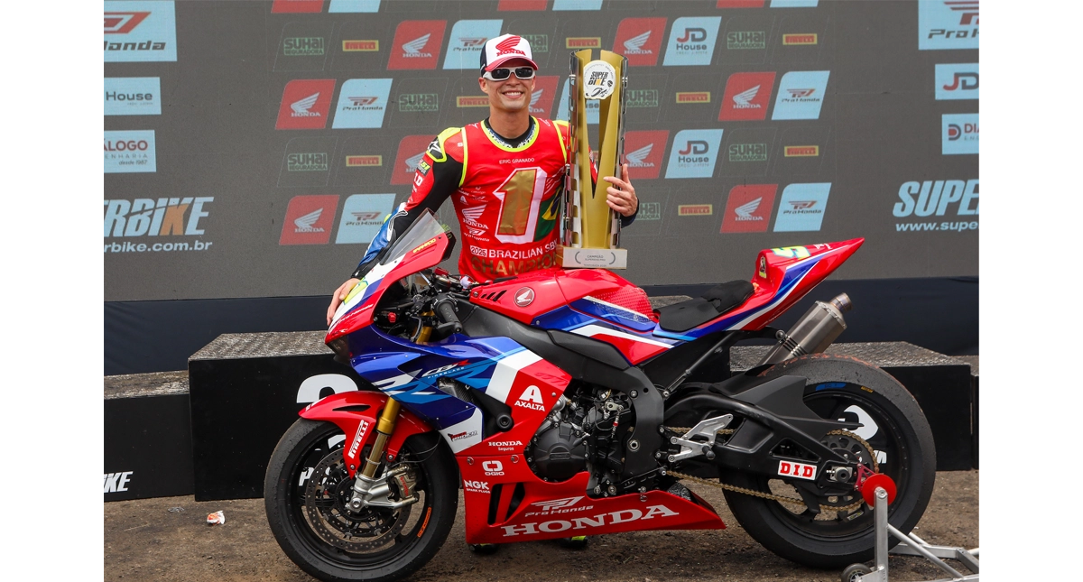 Eric exibindo o troféu de campeão