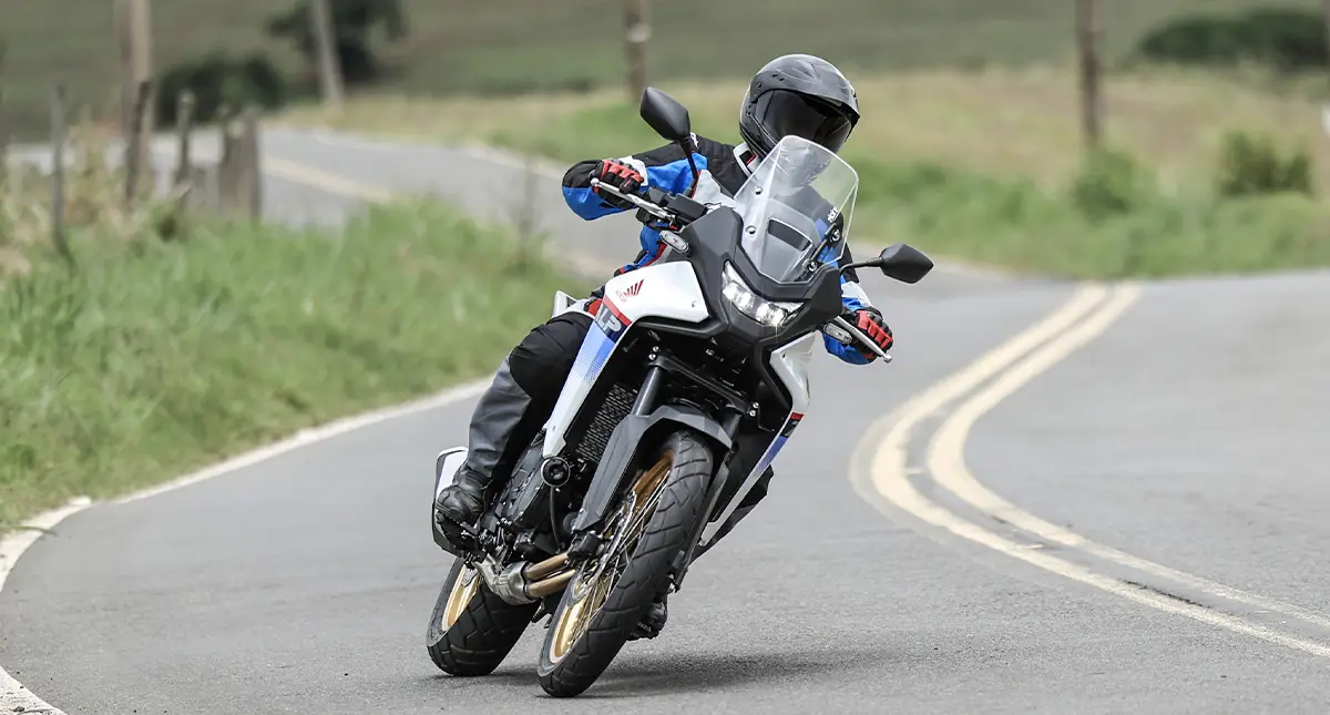 Honda Transalp fazendo a curva