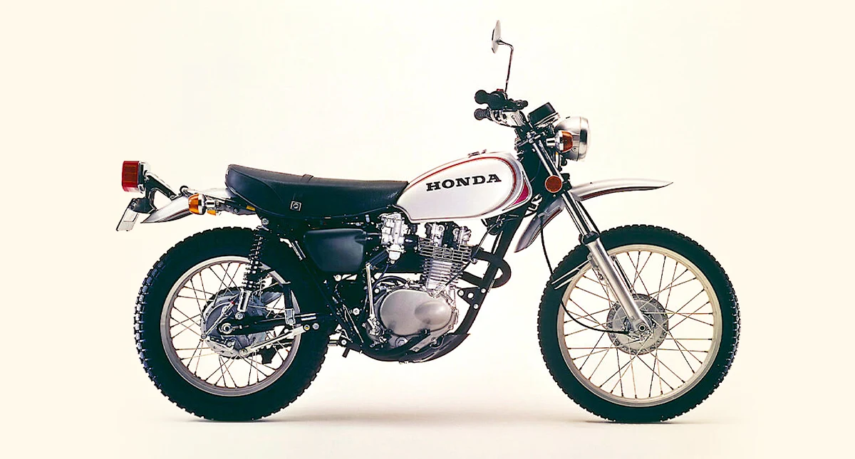 Moto Honda xl250 vista pela lateral 