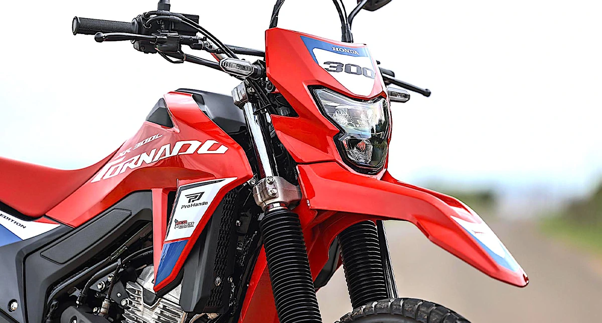 Close frontal Honda XR 300L Tornado