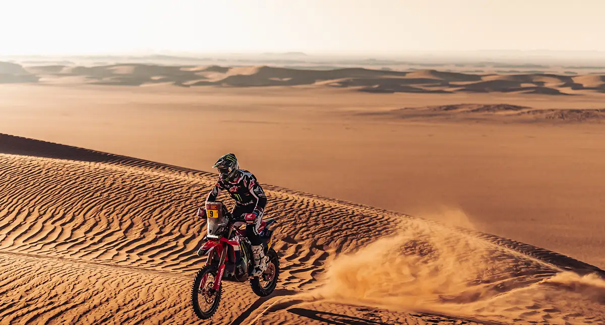 Ricky Brabec pilotando moto no deserto