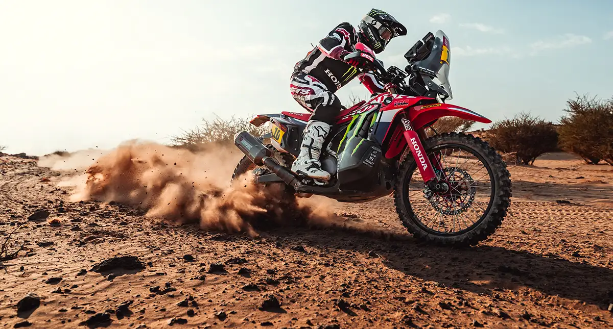 Skyler Howes em moto rally na areia
