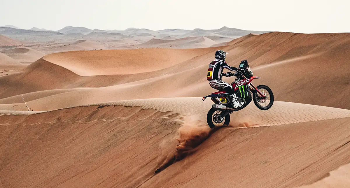 Tosha Schareina em moto Honda no deserto 
