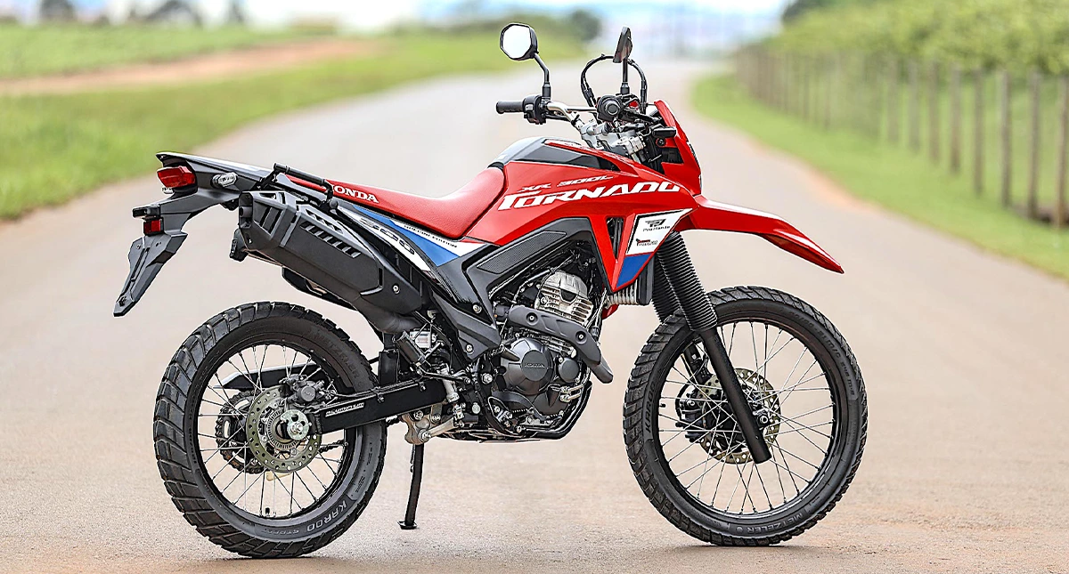 Visão lateral completa da Honda XR 300L Tornado