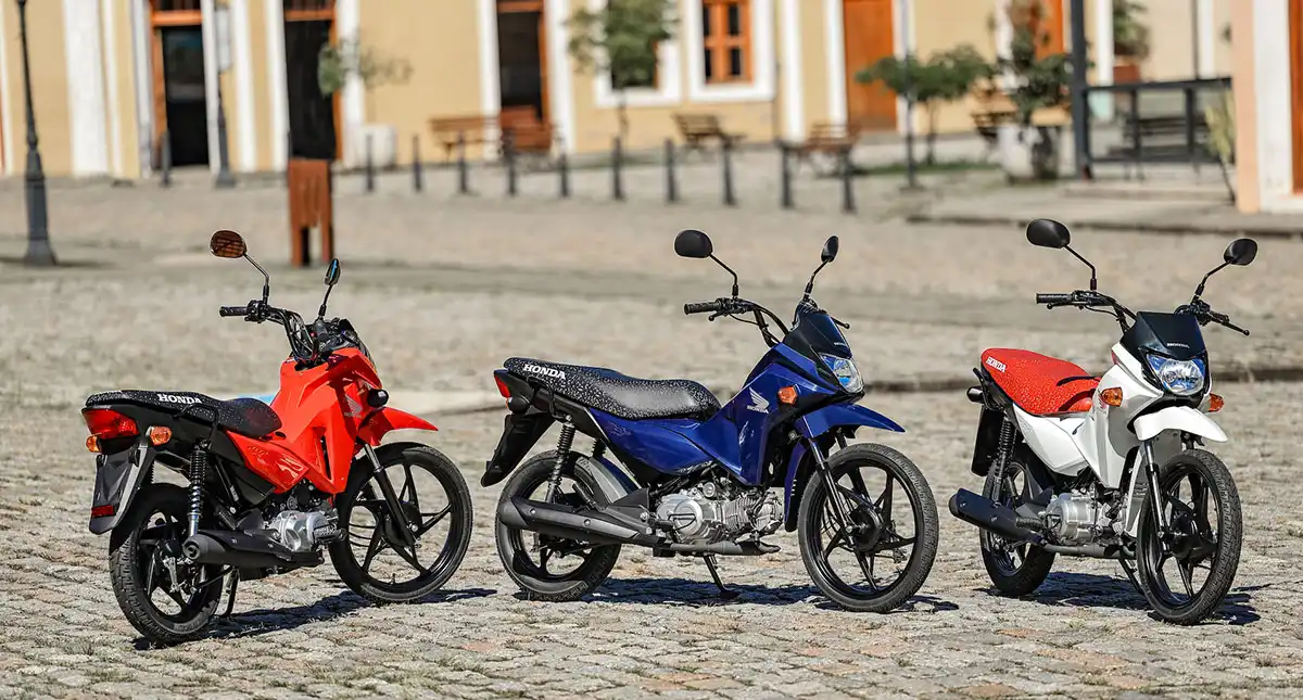 tres motos pop110i es estacionadas 