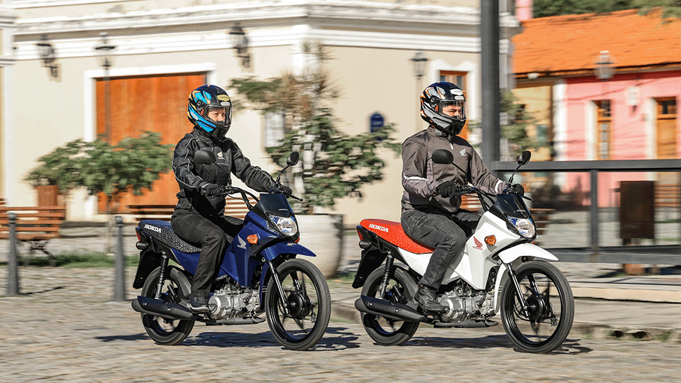 Dois pilotos em motos Honda pop110i es