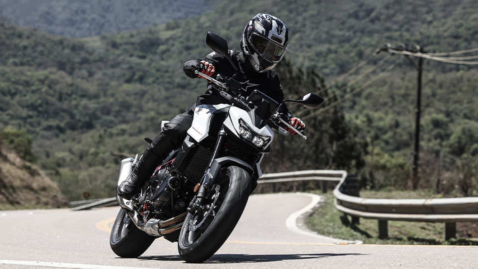 Motociclista faz curva em Honda Naked