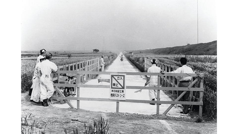 pista-de-testes-japão-moto-ao-fundo